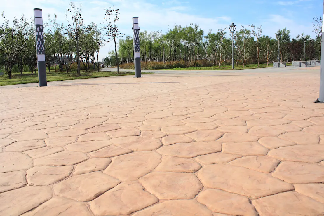 Zone de repos d'une université avec un sol en béton imprimé à Le Mans